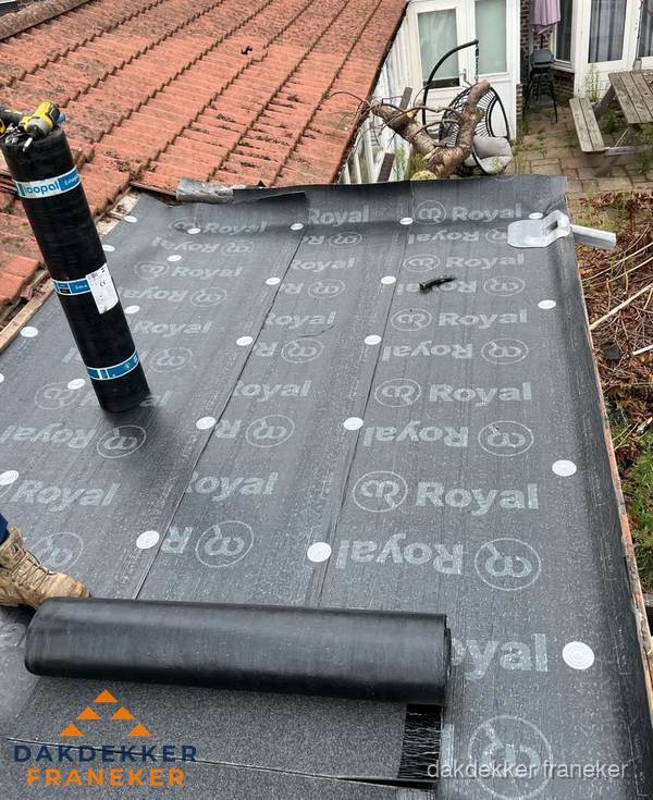 Bitumen dakbedekking leggen op plat dak aanbouw in Franeker Bitumen dakbedekking leggen op plat dak aanbouw in Franeker