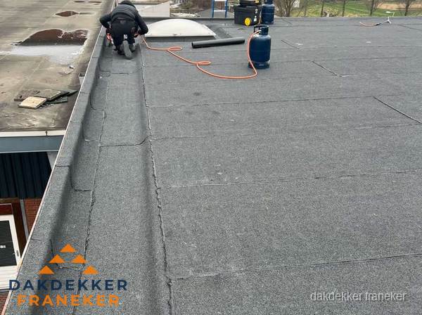 Dakdekker repareert bitumen dakbedekking op groot plat dak in Franeker Dakdekker repareert bitumen dakbedekking op groot plat dak in Franeker
