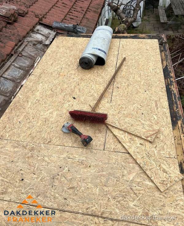 Plat dak vervangen met nieuwe OSB-ondergrond en bitumenrol in Franeker Plat dak vervangen met nieuwe OSB-ondergrond en bitumenrol in Franeker