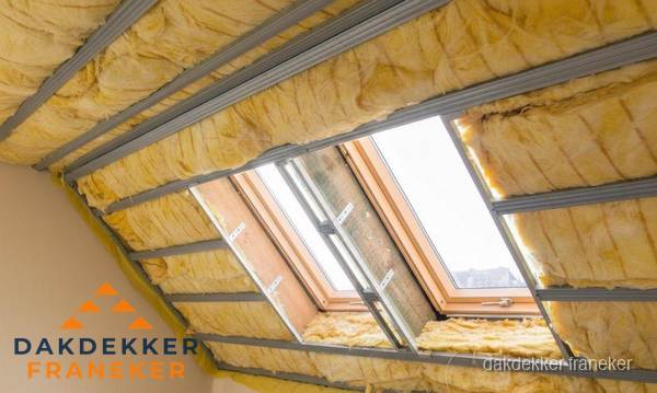 Schuin dak isoleren met glaswol bij dakraam in Franeker Schuin dak isoleren met glaswol bij dakraam in Franeker