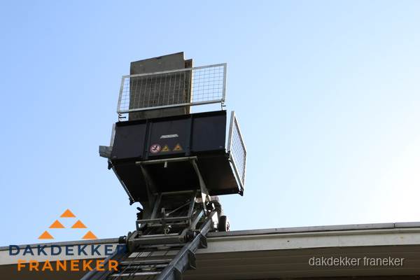 Dakdekkerslift voor materiaal transport bij dakwerkzaamheden in Franeker Dakdekkerslift voor materiaal transport bij dakwerkzaamheden in Franeker