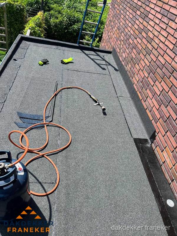 Plat dak met bitumen en brandgereedschap van dakdekkersbedrijf in Franeker Plat dak met bitumen en brandgereedschap van dakdekkersbedrijf in Franeker