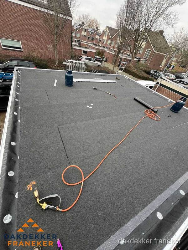 Afgewerkte dakrenovatie met bitumen op plat dak in Franeker Afgewerkte dakrenovatie met bitumen op plat dak in Franeker