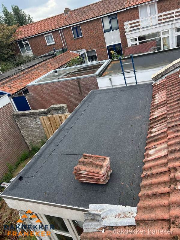 Aanbouw plat dak met reservepannen voor dakpannen vervangen in Franeker Aanbouw plat dak met reservepannen voor dakpannen vervangen in Franeker