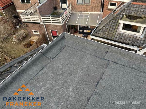 Overzicht plat dak met dakgoot in woonwijk Franeker