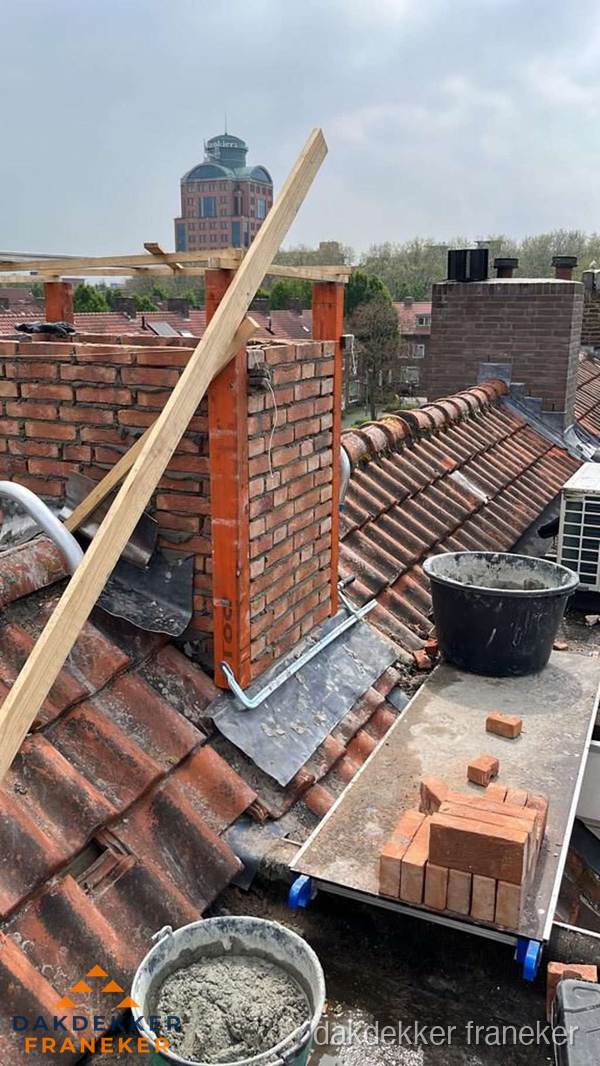 Schoorsteen renovatie met metselwerk op schuin dak in Franeker Schoorsteen renovatie met metselwerk op schuin dak in Franeker