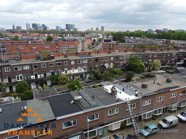 Spoed dakdekker aan het werk op plat dak in woonwijk Franeker Spoed dakdekker aan het werk op plat dak in woonwijk Franeker