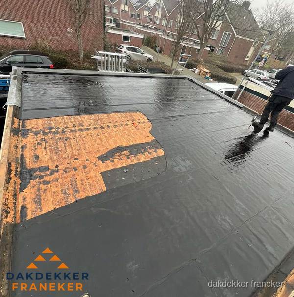 Dakdekker brengt EPDM dakbedekking aan op plat dak in Franeker Dakdekker brengt EPDM dakbedekking aan op plat dak in Franeker