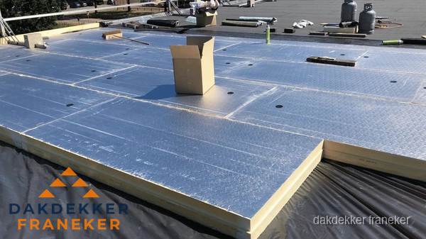 PIR isolatieplaten worden gelegd op plat dak voor dakisolatie in Franeker PIR isolatieplaten worden gelegd op plat dak voor dakisolatie in Franeker