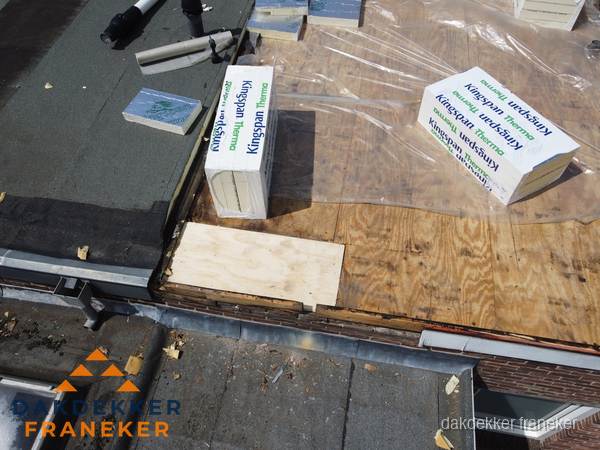 Plat dak isolatie met Kingspan isolatieplaten tijdens renovatie in Franeker Plat dak isolatie met Kingspan isolatieplaten tijdens renovatie in Franeker