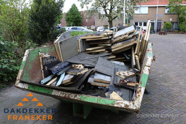 Puincontainer met oud dakmateriaal na dakrenovatie in Franeker Puincontainer met oud dakmateriaal na dakrenovatie in Franeker