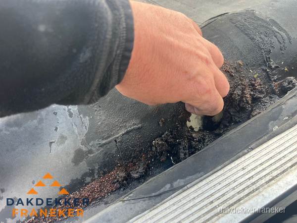 Schade aan bitumen dakbedekking op plat dak in Franeker Schade aan bitumen dakbedekking op plat dak in Franeker