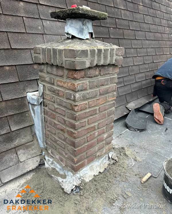 Schoorsteen reparatie met lood en voegwerk op leien dak in Franeker Schoorsteen reparatie met lood en voegwerk op leien dak in Franeker