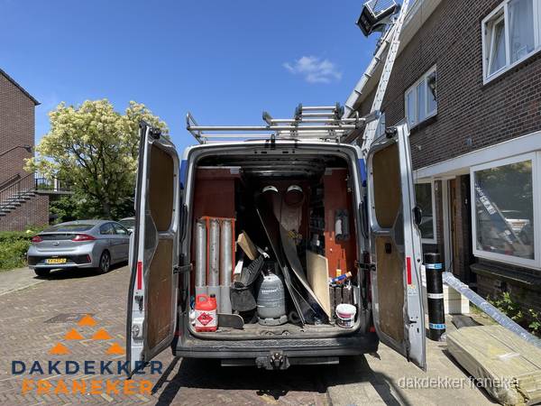 Spoed dakdekker bus met gereedschap en ladder bij woning in Franeker Spoed dakdekker bus met gereedschap en ladder bij woning in Franeker