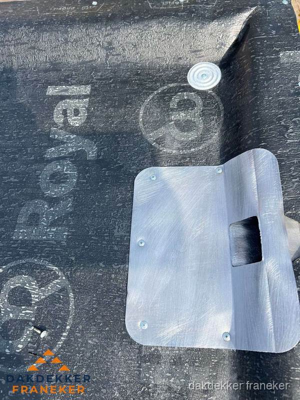 Dakdoorvoer met metalen afvoerplaat op bitumen dak in Franeker Dakdoorvoer met metalen afvoerplaat op bitumen dak in Franeker
