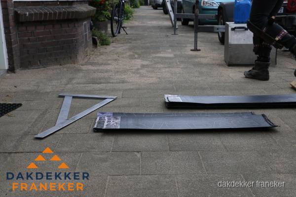 Dakbedekkingsmateriaal en zinkwerk klaargelegd voor reparatie in Franeker