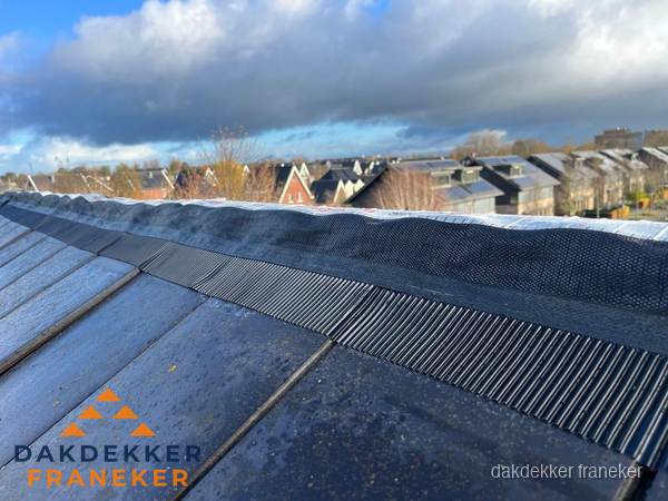 Dakisolatie bij de nok met ventilatieprofiel op schuin dak in Franeker Dakisolatie bij de nok met ventilatieprofiel op schuin dak in Franeker