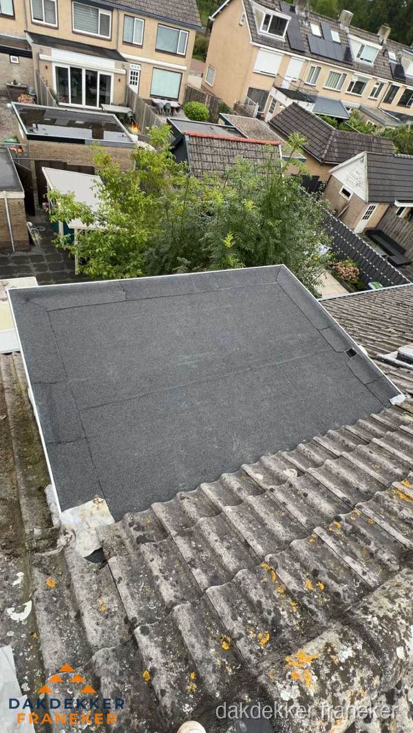 Plat dak aanbouw met bitumen dakbedekking in woonwijk Franeker Plat dak aanbouw met bitumen dakbedekking in woonwijk Franeker