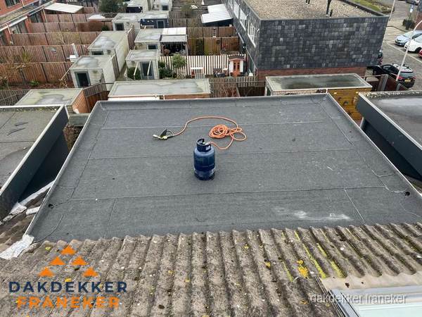 Plat dak met nieuwe bitumen dakbedekking en brandgereedschap in Franeker Plat dak met nieuwe bitumen dakbedekking en brandgereedschap in Franeker