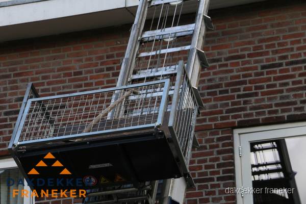 Ladderlift met dakpannen voor dakpan reparatie in Franeker Ladderlift met dakpannen voor dakpan reparatie in Franeker