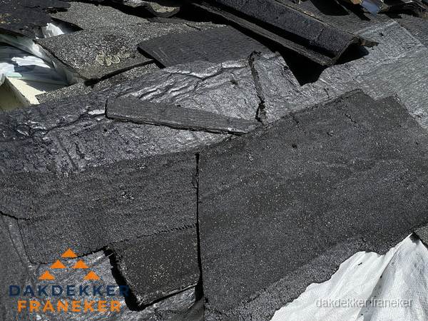 Verwijderd oud bitumen dakleer klaar voor vervanging in Franeker Verwijderd oud bitumen dakleer klaar voor vervanging in Franeker