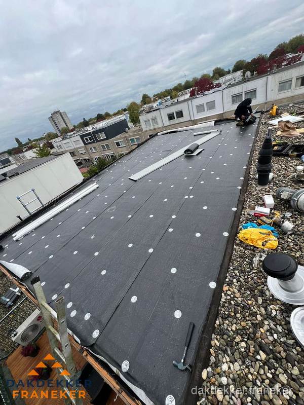 Dakleer vervangen op groot plat dak door dakdekker in Franeker Dakleer vervangen op groot plat dak door dakdekker in Franeker