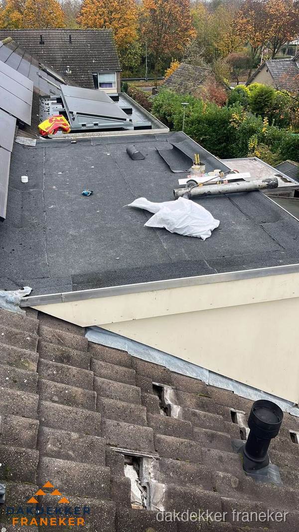 Beschadigde dakbedekking op plat dak voor reparatie in Franeker Beschadigde dakbedekking op plat dak voor reparatie in Franeker