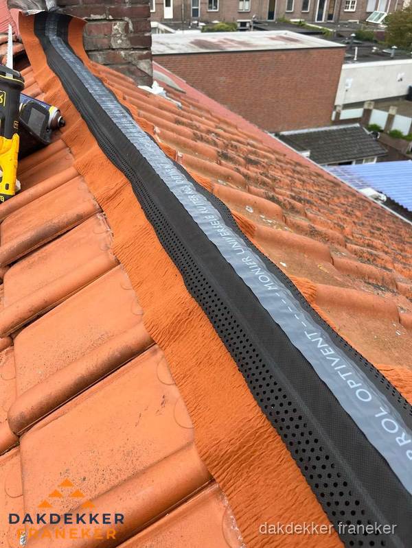 Nokventilatie installeren op hellend pannendak in Franeker Nokventilatie installeren op hellend pannendak in Franeker