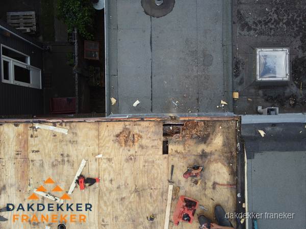 Dakschade en renovatie plat dak vanuit de lucht in Franeker Dakschade en renovatie plat dak vanuit de lucht in Franeker