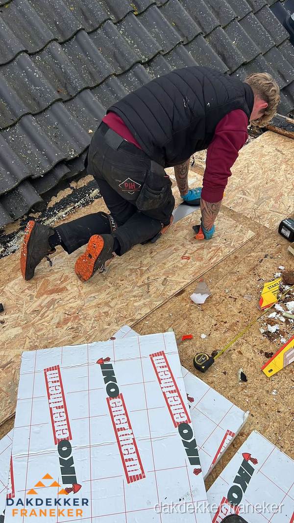 Dakdekker plaatst PIR-isolatieplaten op plat dak in Franeker Dakdekker plaatst PIR-isolatieplaten op plat dak in Franeker