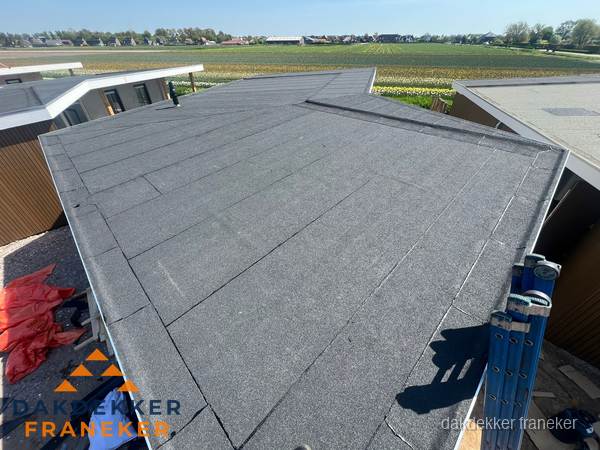 Nieuw bitumen plat dak met uitzicht over landschap in Franeker Nieuw bitumen plat dak met uitzicht over landschap in Franeker