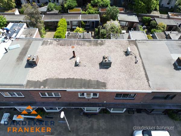 Plat dak met grindballast en dakdoorvoeren in Franeker Plat dak met grindballast en dakdoorvoeren in Franeker