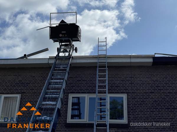 Ladderlift en ladder bij woning voor dakinspectie in Franeker Ladderlift en ladder bij woning voor dakinspectie in Franeker