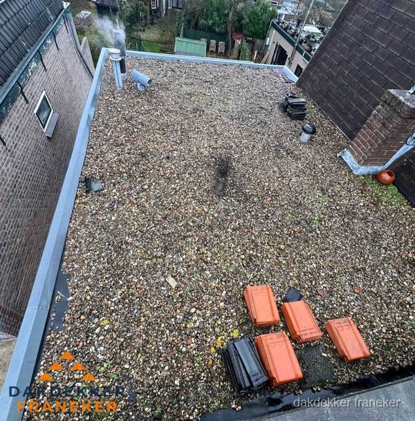 Plat dak met grindballast en dakdoorvoeren in Franeker Plat dak met grindballast en dakdoorvoeren in Franeker