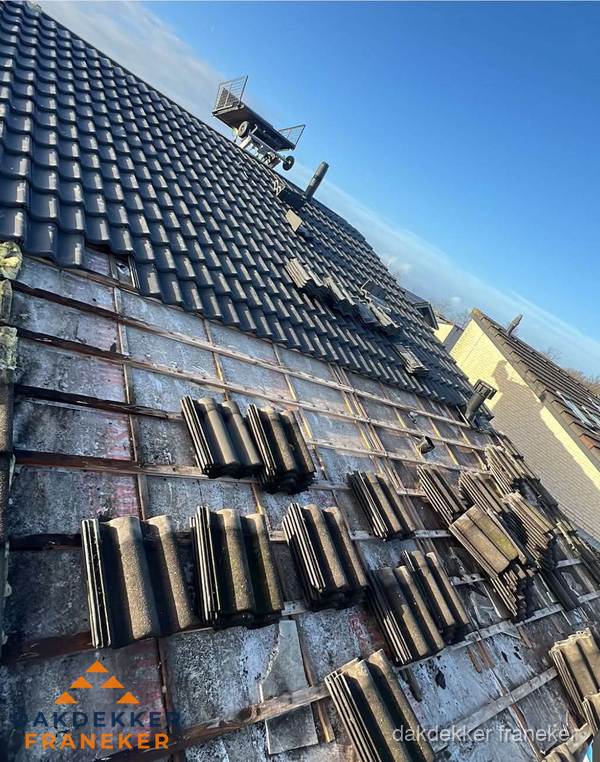 Schuin dak renovatie met nieuwe dakpannen in Franeker Schuin dak renovatie met nieuwe dakpannen in Franeker