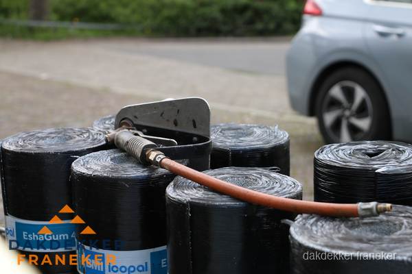 Rollen bitumen dakbedekking EshaGum klaar voor installatie in Franeker Rollen bitumen dakbedekking EshaGum klaar voor installatie in Franeker