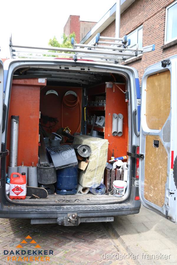 Bedrijfsbus van dakdekker met gereedschap en materialen in Franeker