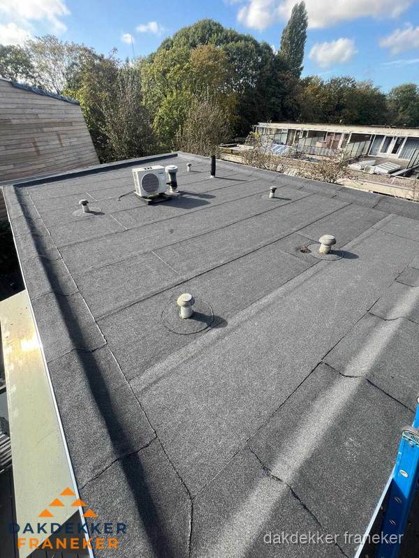 Kosten dakdekker: afgewerkt plat bedrijfsdak met bitumen in Franeker Kosten dakdekker: afgewerkt plat bedrijfsdak met bitumen in Franeker