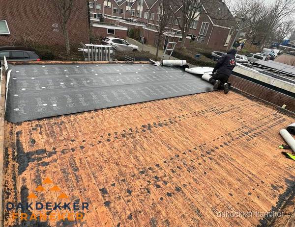 Dakdekker legt onderlaag op plat dak met houten constructie in Franeker Dakdekker legt onderlaag op plat dak met houten constructie in Franeker