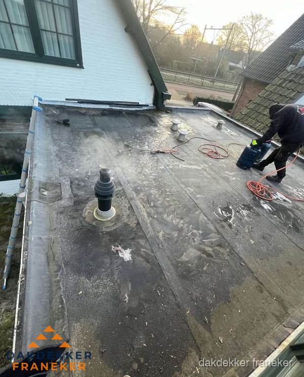 Dakdekker verhelpt daklekkage op plat dak in Franeker Dakdekker verhelpt daklekkage op plat dak in Franeker