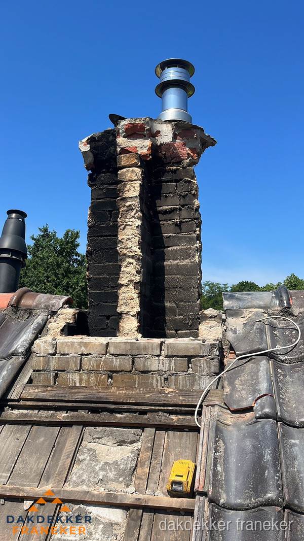 Beschadigde schoorsteen met nieuwe rookgasafvoer op oud dak in Franeker Beschadigde schoorsteen met nieuwe rookgasafvoer op oud dak in Franeker