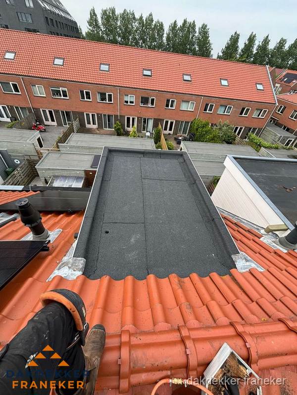Bitumen dak reparatie op plat dak tussen dakpannen in Franeker Bitumen dak reparatie op plat dak tussen dakpannen in Franeker