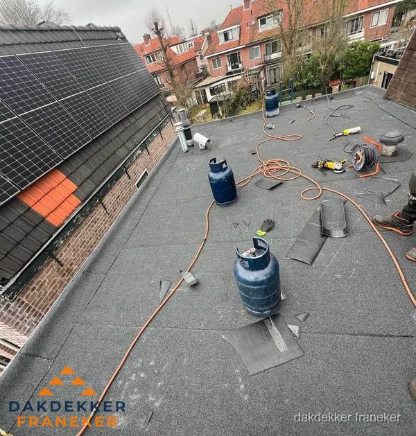Daklekkage repareren met brandgereedschap op plat dak in Franeker Daklekkage repareren met brandgereedschap op plat dak in Franeker
