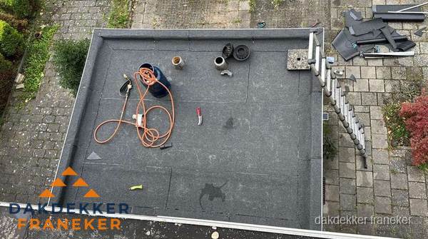 Plat dak met nieuwe bitumen bedekking in Franeker Plat dak met nieuwe bitumen bedekking in Franeker