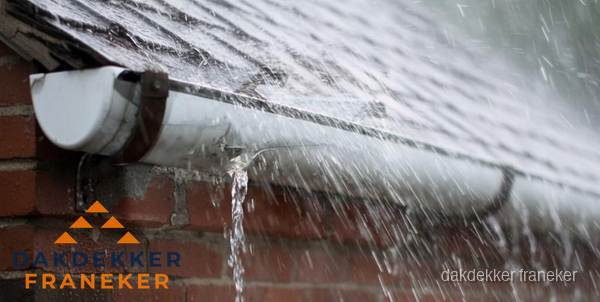 Lekkende dakgoot tijdens regenval in Franeker Lekkende dakgoot tijdens regenval in Franeker
