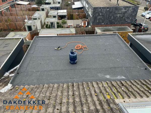Dakrenovatie afgerond met nieuwe bitumen dakbedekking in Franeker