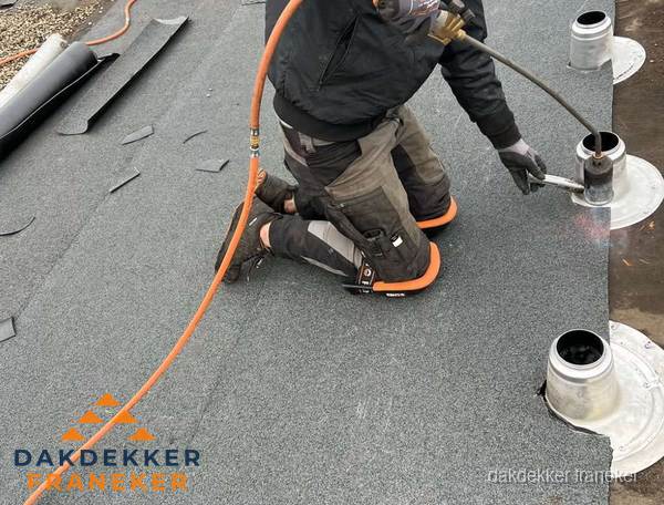 Dakdekker repareert bitumen dakleer bij dakdoorvoer in Franeker Dakdekker repareert bitumen dakleer bij dakdoorvoer in Franeker