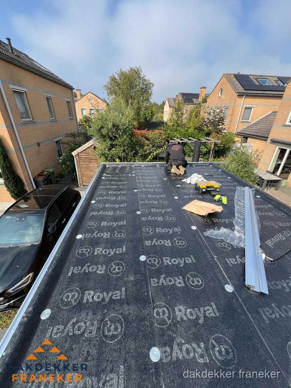 Nieuwe Royal bitumen dakbedekking op plat dak van aanbouw in Franeker Nieuwe Royal bitumen dakbedekking op plat dak van aanbouw in Franeker