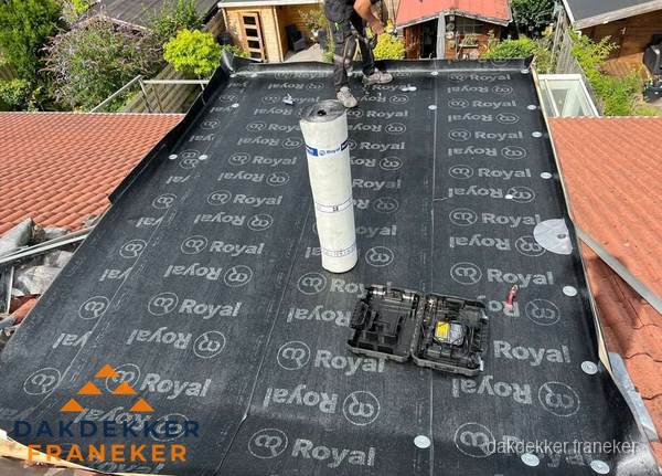 Dakrenovatie met Royal onderdak op plat dak in Franeker Dakrenovatie met Royal onderdak op plat dak in Franeker