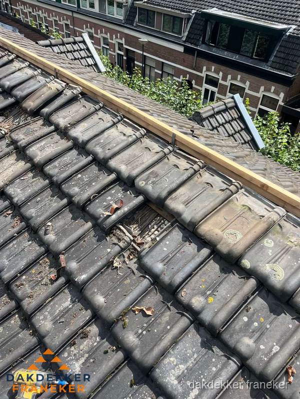 Dakonderhoud aan schuin pannendak met nokvernieuwing in Franeker Dakonderhoud aan schuin pannendak met nokvernieuwing in Franeker